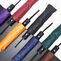 Guarda-chuva automático de nylon com impacto impermeável e proteção UV, tecido interno em vinil. Com estrutura em aço e 8 varetas em fibra de vidro, possui pegador plástico com botão de ação e alça de nylon. Acompanha capa protetora.