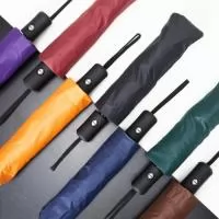 Guarda-chuva automático de nylon com impacto impermeável e proteção UV, tecido interno em vinil. Com estrutura em aço e 8 varetas em fibra de vidro, possui pegador plástico com botão de ação e alça de nylon. Acompanha capa protetora.