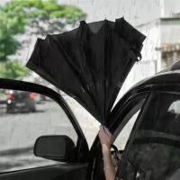Guarda chuva invertido em nylon preto com forro interno, haste e 8 varetas em metal, pegada revestida em plástico no formato C com abertura manual, e tamanho aproximado de ø1060 x 795 mm.