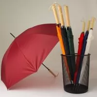 Descrição: Guarda-chuva com abertura automática, estrutura em aço e 8 varetas em fibra de vidro. Possui pegador de madeira com alça de nylon e botão de acionamento.  Largura :  4 cm  Comprimento :  84 cm  Tamanho total aproximado  (CxL):  Diâmetro: 104 cm  Peso aproximado (g):  311