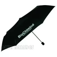 Guarda Chuva Sombrinha Dobrável, cabo plástico. Disponível na cor Preta. Gravação da logomarca em 1 cor em 2 gomos já inclusa.  Tamanho: Aproximadamente 105 cm de diâmetro.