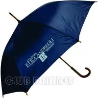 Guarda Chuva Colonial longo, nylon especial liso, cabo curvo em madeira, automático. Disponível em várias cores. Gravação da logomarca em 1 cor em 2 gomos já inclusa.  23  X 8 varetas. Tamanho: 120 cm de envergadura.