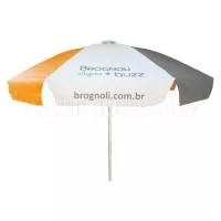 Guarda Sol Ø1,60m (80x8) de diâmetro. Material: Armação em aço 1.040 a 1.070 efeito MOLA com 08 varetas Ø 3,50 a 4,00mm com acabamento em pintura  eletrostática EPOXI PÓ, haste central em alumínio trefilado com parede 08 a 1,00mm com reforço de madeira inteiriço  nas duas extremidades. Cobertura: em BAGUM (lona de PVC com trama em poliéster) de 0,28 a 0,31microns. Disponível em várias cores. Gravação da logomarca em 1 cor aplicada em 4 gomos já inclusa.