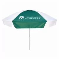 Guarda Sol Personalizado com haste central em tubo de alumínio com reforço de madeira interiça. Disponível em várias cores. Gravação da logomarca em 1 cor aplicada em 4 gomos já inclusa.