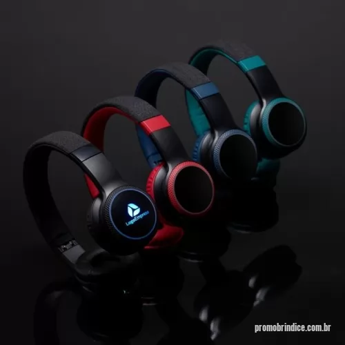 Headphone personalizado - Fone de ouvido bluetooth. Possui revestimento de couro sintético com espuma interna, garantindo um ótimo isolamento do som externo, luzes LED RGB, hastes articuláveis com altura regulável, permitindo que o fone seja guardado de maneira compacta, revestimento de tecido na parte superior da hastes, microfone para atendimento de chamadas, botões Play/Pause, M (modo), + e – no corpo do fone. Executa nos modos bluetooth, Auxiliar P2, Rádio FM e Cartão TF (Micro sd). Acompanha cabo USB tipo-C.