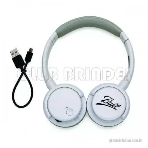 Headphone personalizado - Fone de ouvido Bluetoothcom haste ajustável e fones giratórios, “tiara” e protetor de ouvido em couro sintético revestido de espuma. Possui indicador led, botão liga/desliga, entrada para cartão microSD, entrada auxiliar/P2, entrada micro USB e botão play/volume. Gravação da logomarca em 1 cor já incluso.