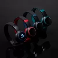 Fone de ouvido bluetooth. Possui revestimento de couro sintético com espuma interna, garantindo um ótimo isolamento do som externo, luzes LED RGB, hastes articuláveis com altura regulável, permitindo que o fone seja guardado de maneira compacta, revestimento de tecido na parte superior da hastes, microfone para atendimento de chamadas, botões Play/Pause, M (modo), + e – no corpo do fone. Executa nos modos bluetooth, Auxiliar P2, Rádio FM e Cartão TF (Micro sd). Acompanha cabo USB tipo-C.