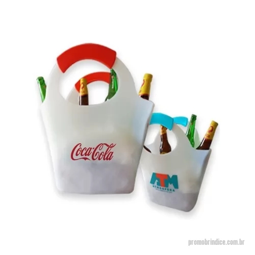 Ice Bag personalizado - Sacola Ice Bag / Cooler serve também como balde de gelo 21 litros é produzida em PE translúcido flexível ( polietileno ) disponível em cores, medindo 400 mm de altura 300 mm de largura X 480 mm de comprimento, pegador de alça em cor contrastante com a cor do corpo, tendo a área frontal de estampa de logotipo medindo 160 mm X 160 mm, pesando 0,680 gramas cada, são entregues com embalagem contendo 25 peças cada pesando 17,0 kg.