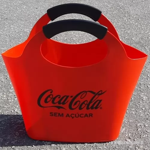 Ice Bag personalizado - Sacola Porta Bebidas. Produzida em plástico polipropileno reforçado, garante maior segurança. Gravação em serigrafia flambada de alta qualidade garante que não descasque e não solte. Tamanhos disponíveis: 7 Litros (Altura: 300 mm x Largura 200 mm x Comprimento 380 mm) 12 Litros (Altura: 400 mm x Largura 220 mm x Comprimento 400 mm) 21Litros (Altura: 400 mm x Largura 300 mm x Comprimento 480 mm)