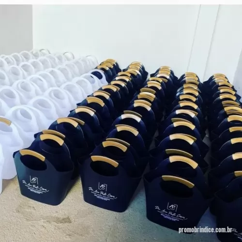 Ice Bag personalizado - Ice Bag Personalizada para Bebidas Mantenha suas bebidas geladas e com estilo em qualquer ocasião! Nossa ice bag é feita em material resistente, ideal para vinhos, espumantes, cervejas e outras bebidas, essa bolsa térmica é perfeita para eventos, festas, piqueniques e até como lembrancinha personalizada.