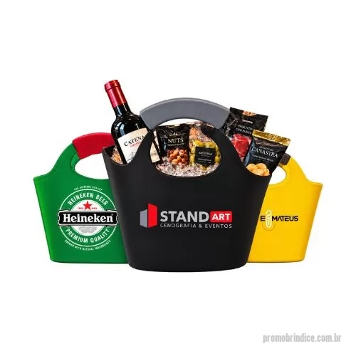Ice Bag personalizado - Sacola Ice Bag / Cooler com 12 litros de capacidade é produzida em PE flexível ( polietileno ) corpo disponível na cor branca ou sob consulta para outras cores, medindo 400 mm de altura, 220 mm de largura X 400 mm de comprimento, pegador de alça em cor contrastante com a cor do corpo, tendo a área frente e verso estampa com logotipo já em 1 cor em área de até 160 mm de comp. X 150 mm de alt., pesando 0,680 gramas cada e suporta até 20 klgs, são entregues com embalagem contendo 25 peças cada pesando 17,0 kg. NCM: 39.23.21.90. - Esta sacola Multi Uso serve também como balde de gelo para refrigerar bebidas, para compras em qualquer tipo de estabelecimento comercial e transporte de qualquer tipo de produto, além de uso para lazer e distribuição de kits em eventos e cestas básicas de alimentos.