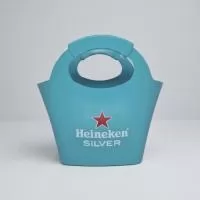 Sacola Bag 7 Litros versátil, prática e ideal para ações promocionais. Com amplo espaço para personalização, oferece excelente visibilidade para a sua marca em praias, clubes, eventos, feiras e no dia a dia. Resistente e funcional, é perfeita para compor kits promocionais, transportar itens com praticidade e até auxiliar na conservação de bebidas, tornando-se um brinde útil e valorizado por quem recebe.