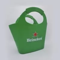 Sacola Bag 12 Litros com maior capacidade e excelente área para personalização, ideal para ações promocionais, eventos corporativos, praias, clubes e feiras. Resistente, prática e versátil, oferece mais espaço para transportar itens com conforto e também pode auxiliar na conservação de bebidas. Um brinde útil e de grande visibilidade, que fortalece a presença da sua marca em diversos momentos do dia a dia.