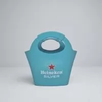 Sacola Bag 7 Litros versátil, prática e ideal para ações promocionais. Com amplo espaço para personalização, oferece excelente visibilidade para a sua marca em praias, clubes, eventos, feiras e no dia a dia. Resistente e funcional, é perfeita para compor kits promocionais, transportar itens com praticidade e até auxiliar na conservação de bebidas, tornando-se um brinde útil e valorizado por quem recebe.