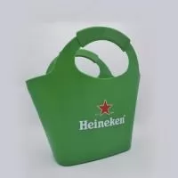 Sacola Bag 12 Litros com maior capacidade e excelente área para personalização, ideal para ações promocionais, eventos corporativos, praias, clubes e feiras. Resistente, prática e versátil, oferece mais espaço para transportar itens com conforto e também pode auxiliar na conservação de bebidas. Um brinde útil e de grande visibilidade, que fortalece a presença da sua marca em diversos momentos do dia a dia.