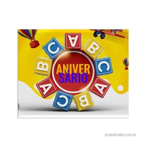 Ímã de geladeira personalizado - Formato: 5 x 4 cm. Lado de Impressão: Frente. Cores: 4x0 (colorido). Papel: Couché Fosco 170g. Substrato: Manta Magnética. Enobrecimento: Laminação Brilho Frente  Os imãs são materiais promocionais que proporcionam grande fixação da marca. Geralmente expostos em locais estratégicos, como geladeiras, painéis de aço e CPU de computadores, eles são facilmente visualizados e notados pelos clientes.  Por isso, empresas que atuam diretamente com alimentos e bebidas ou produtos e serviços para escritórios são fortemente beneficiados pela utilização desse produto.  Para tornar o imã ainda mais atraente, a produção deve investir em layouts criativos e úteis para o cliente.