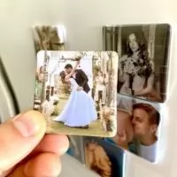 O Imã de Geladeira Personalizado 5x5 cm é produzido com impressão em papel fotográfico, garantindo cores vivas, alta definição e um visual profissional. Ideal para ações promocionais, eventos, campanhas institucionais e brindes corporativos que realmente permanecem com o cliente.