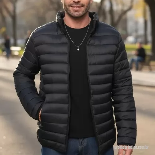 Jaqueta personalizada - Jaqueta Puffer Personalizada Masculina Preta em Nylon – Bobojaco para Inverno  A Jaqueta Puffer Personalizada Masculina Preta em Nylon é uma excelente opção para empresas que buscam unir conforto, proteção térmica e divulgação da marca em um único produto. Com visual moderno e acabamento premium, é ideal para uniformes corporativos, equipes externas, eventos, ações promocionais e presentes para colaboradores e clientes.  Confeccionada em nylon resistente, possui enchimento que proporciona excelente isolamento térmico, ajudando a manter o corpo aquecido nos dias mais frios. Seu design estilo bobojaco (puffer) oferece conforto, leveza e ótimo caimento, garantindo praticidade para o uso diário.  A personalização pode ser aplicada através de bordado, silk screen, DTF, transfer ou etiqueta personalizada, destacando sua marca de forma elegante e profissional. A EV Brindes, com fabricação própria, também pode desenvolver modelos exclusivos em diferentes cores, tecidos, acabamentos e detalhes 
