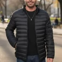 Jaqueta Puffer Personalizada Masculina Preta em Nylon – Bobojaco para Inverno  A Jaqueta Puffer Personalizada Masculina Preta em Nylon é uma excelente opção para empresas que buscam unir conforto, proteção térmica e divulgação da marca em um único produto. Com visual moderno e acabamento premium, é ideal para uniformes corporativos, equipes externas, eventos, ações promocionais e presentes para colaboradores e clientes.  Confeccionada em nylon resistente, possui enchimento que proporciona excelente isolamento térmico, ajudando a manter o corpo aquecido nos dias mais frios. Seu design estilo bobojaco (puffer) oferece conforto, leveza e ótimo caimento, garantindo praticidade para o uso diário.  A personalização pode ser aplicada através de bordado, silk screen, DTF, transfer ou etiqueta personalizada, destacando sua marca de forma elegante e profissional. A EV Brindes, com fabricação própria, também pode desenvolver modelos exclusivos em diferentes cores, tecidos, acabamentos e detalhes 