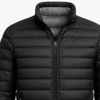 FICHA TÉCNICA – JAQUETA PUFFER MASCULINA (FRIO INTENSO). Descrição do Produto  Jaqueta puffer masculina desenvolvida para proteção térmica em baixas temperaturas, unindo conforto, leveza e elegância. Ideal para uso corporativo, uniforme premium, ações promocionais e campanhas de inverno. Especificações Técnicas Produto: Jaqueta puffer masculina personalizada Material externo: Poliéster impermeável ou resistente à água Material interno: Forro térmico em poliéster ou nylon Enchimento: Fibra sintética siliconada (alto isolamento térmico) Estrutura: Acolchoada (costura em gomos/quilting) Fechamento: Zíper frontal reforçado Gola: Alta para proteção contra vento Bolsos: Laterais com zíper (opcional interno) Punhos: Ajustados para retenção de calor Acabamento: Costura reforçada e design anatômico. Medidas (padrão) PP, P, M, G, GG, XGG (Modelagem pode ser ajustada conforme projeto do cliente). Personalização Bordado (principal e mais indicado) Patch bordado ou emborrachado (PVC) Silk screen (e