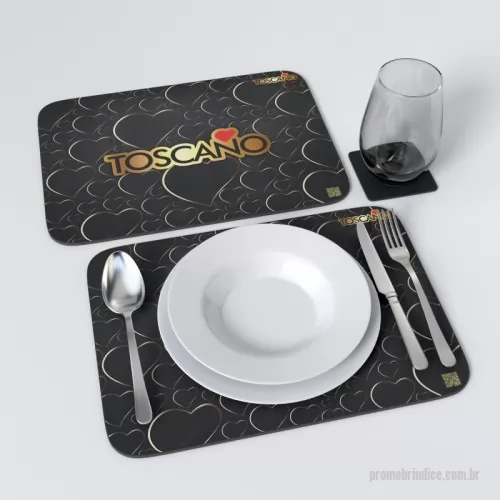 Jogo americano personalizado - Jogo Americano Personalizado, Uma ótima forma de conquistar novos clientes e chamar a atenção dos atuais é oferecer brindes divertidos, diferenciados, algo que seja novo e conquiste o cliente. Distribuir brindes deste tipo o diferencia dos concorrentes fazendo com que sua marca tenha algo que as outras empresas não tem e isso faz seus clientes se sentirem exclusivos além de sua marca estar em um produto diferenciado. Oferecer brindes criativos é um fator importante nas campanhas promocionais para ganhar a atenção do cliente e conseguir novos consumidores. Em feiras e eventos temos pouco tempo para conseguir o interesse do cliente no que estamos oferecendo e ter um brinde bonito, criativo é uma das chaves para o sucesso. O Jogo Americano personalizado é confeccionado em neoprene 3mm de espessura, material de alta qualidade, resistente e durável, trata-se de um material higiênico, fácil de lavar, flexível e não descartável. A personalização da sua logomarca ficará estampado numa matéria-