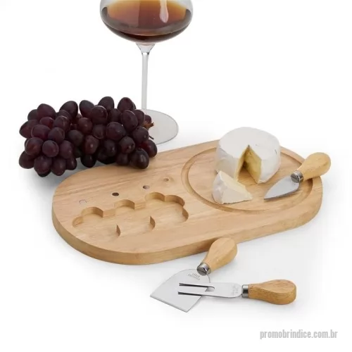 Kit acessórios para queijo ecológico personalizado - Kit queijo bambu 6 peças, contém: faca reta com ponta, faca com ponta, faca reta, garfo, espátula e tábua de bambu. Há uma linha imãtizada no centro da tábua para posicionar as peças, parte inferior com borrachas anti-deslizantes.