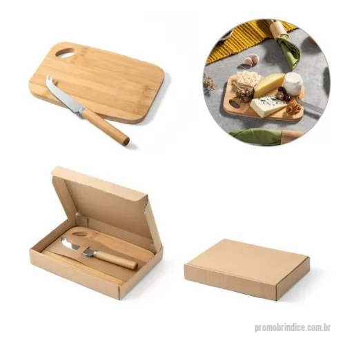 Kit acessórios para queijo ecológico personalizado - Conjunto com tábua de corte e pequena faca de queijo em bambu. Fornecido em caixa presente em papel kraft reciclado. Certificação EU Food Grade. A cor e o resultado da impressão nos materiais naturais pode variar entre produtos. 200 x 143 x 10 mm | Caixa: 205 x 150 x 32 mm