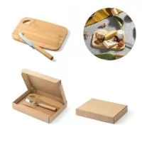 Conjunto com tábua de corte e pequena faca de queijo em bambu. Fornecido em caixa presente em papel kraft reciclado. Certificação EU Food Grade. A cor e o resultado da impressão nos materiais naturais pode variar entre produtos. 200 x 143 x 10 mm | Caixa: 205 x 150 x 32 mm