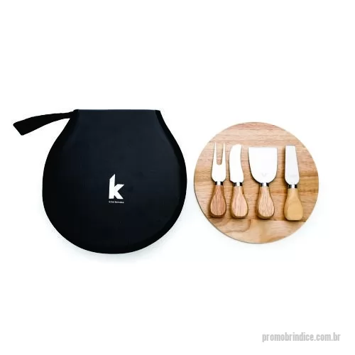 Kit acessórios para queijo personalizado - Kit queijo 5 peças em estojo de nylon com zíper e alça. Contém: espátula grande, garfo, faca reta, espátula pequena e tábua de bambu. Estojo com rede interna para guardar a tábua e velcro para ficar as peças.