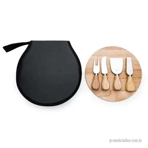 Kit acessórios para queijo personalizado - Kit queijo 5 peças em estojo de nylon com zíper e alça. Contém: espátula grande, garfo, faca reta, espátula pequena e tábua de bambu. Estojo com rede interna para guardar a tábua e velcro para ficar as peças.