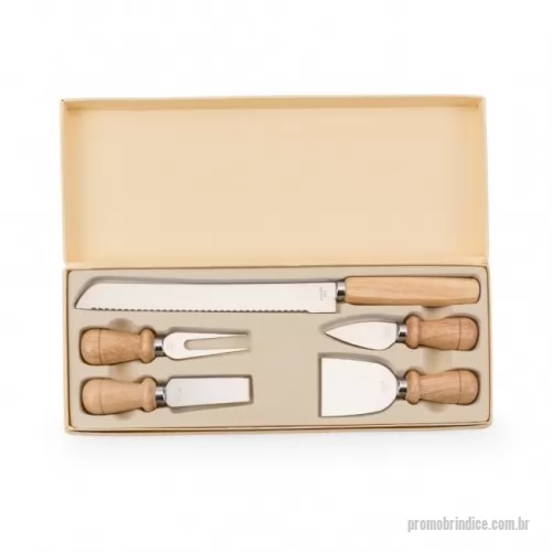 Kit acessórios para queijo personalizado - Kit queijo com cinco peças em estojo de papelão. Contém os talheres: faca de serra, faca com ponta, espátula, garfo e faca reta.Parte interna com suporte plástico aveludado com encaixe nas formas dos talheres.
