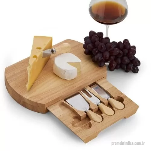 Kit acessórios para queijo personalizado - Kit queijo 5 peças, contém: tábua de madeira com gaveta para acomodação dos utensílios, faca com ponta, faca reta, garfo e espátula.