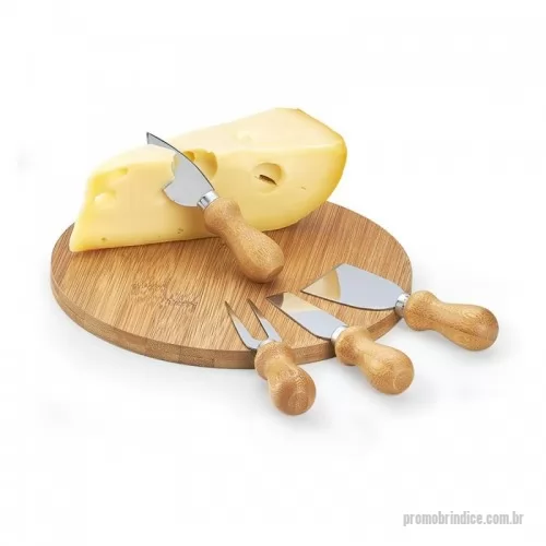 Kit acessórios para queijo personalizado - Kit para queijo com tábua em bambu, faca de ponta, espátula, garfo e faca ponta reta em bambu/aço inox (medida tábua: 220x12mm).