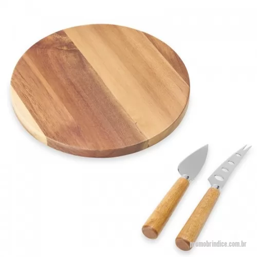 Kit acessórios para queijo personalizado - Kit queijo 3 peças em estojo kraft, contém: tábua de madeira redonda, faca com ponta, e faca vazada com ponta. Tábua com orifício para encaixe.
