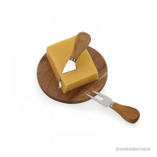 Kit acessórios para queijo personalizado - Kit queijo com 03 peças: faca, garfo e tábua de madeira redonda. Embalagem presenteável de papel kraft.