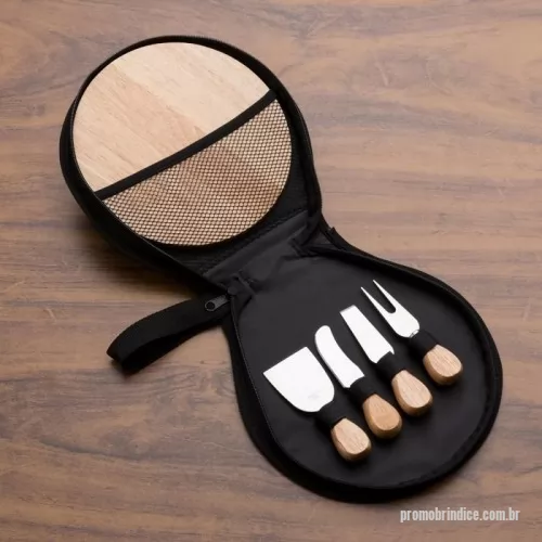 Kit acessórios para queijo personalizado - Kit acessórios para queijo Personalizado 12222 com sua logomarca. 20 anos ajudando a cotar Brindes Promocionais com várias empresas num único clique. Kit queijo 5 peças em estojo de nylon com zíper e alça. Contém: espátula grande, garfo, faca reta, espátula pequena e tábua de bambu. Estojo com rede interna para guardar a tábua e velcro para ficar as peças.Kit queijo 5 peças em estojo de nylon com zíper e alça. Contém: espátula grande, garfo, faca reta, espátula pequena e tábua de bambu. Estojo com rede interna para guardar a tábua e velcro para ficar as peças.Kit acessórios para queijo Personalizado, 151310, Elembrancas. Clique e Cote no Portal PromoBríndice!