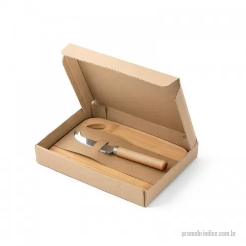 Kit acessórios para queijo personalizado - Conjunto com tábua de corte e pequena faca de queijo em bambu. Food grade. Fornecido em caixa presente de papel craft. 143 x 200 x 10 mm | Caixa: 150 x 205 x 32 mm