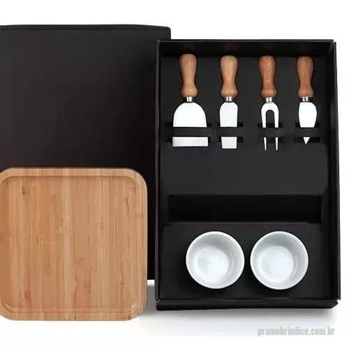 Kit acessórios para queijo personalizado - Conta com petisqueira em Bambu; três facas e garfo para queijo; dois ramekins