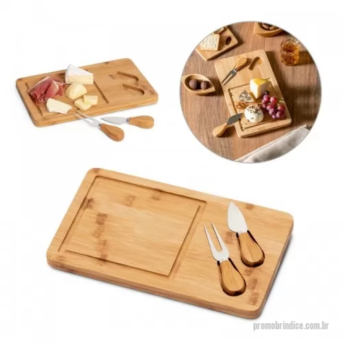 Kit acessórios para queijo personalizado - Tábua de queijos em bambu com 2 utensílios em bambu e aço inox. Certificação EU Food Grade. Fornecido em caixa presente de papel kraft. 310 x 180 x 15 mm | Caixa: 316 x 186 x 25 mm