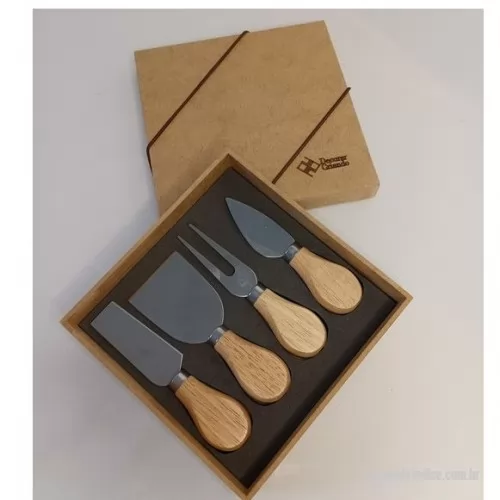 Kit acessórios para queijo personalizado - Kit acessórios para queijo Personalizado LIT02 com sua logomarca. 20 anos ajudando a cotar Brindes Promocionais com várias empresas num único clique. Kit queijo 4 peças em estojoKit queijo 4 peças em estojoKit acessórios para queijo Personalizado, 158560, Likas Brindes. Clique e Cote no Portal PromoBríndice!