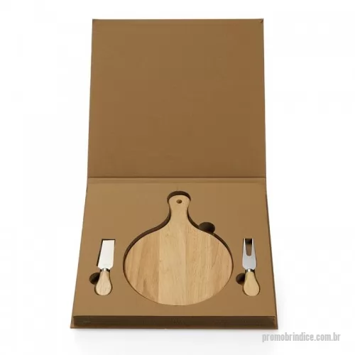 Kit acessórios para queijo personalizado - Kit queijo 3 peças em estojo kraft, contém: Tábua de bambu redonda, faca reta, e garfo. Tábua com orifício para encaixe.