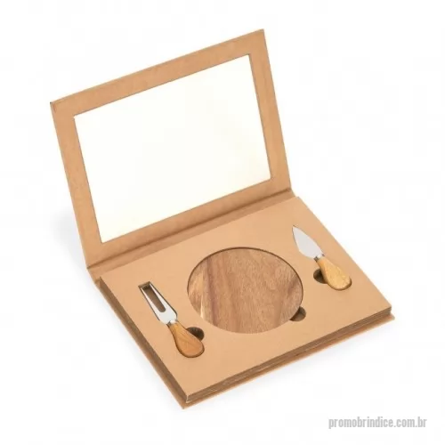 Kit acessórios para queijo personalizado - Kit queijo 3 peças em estojo kraft com visor. Contém faca, garfo e tábua, acompanha embalagem de papelão.