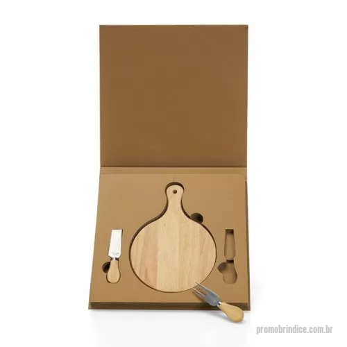 Kit acessórios para queijo personalizado - Kit queijo 3 peças em estojo kraft, contém: Tábua de bambu redonda, faca reta, e garfo. Tábua com orifício para encaixe.