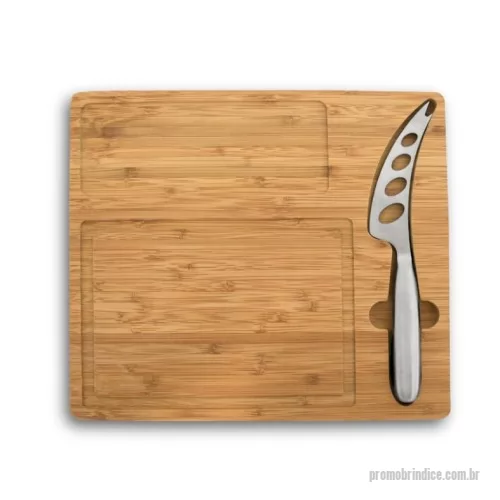 Kit acessórios para queijo personalizado - Tábua de queijos em bambu com faca inclusa. Fornecido em caixa presente de papel kraft reciclado. Certificação EU Food Grade. A cor e o resultado da impressão nos materiais naturais pode variar entre produtos. 300 x 260 x 15 mm | Caixa: 307 x 267 x 21 mm