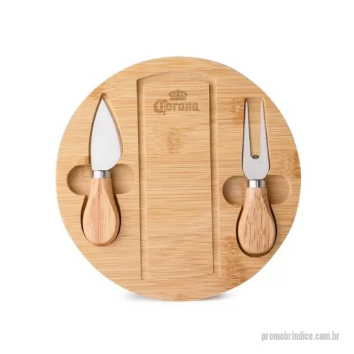 Kit acessórios para queijo personalizado - Kit queijo 3 peças, contém: tábua de bambu com canaleta, faca com ponta, garfo e espátula. Tábua com imã para encaixe e fixação dos utensílios.