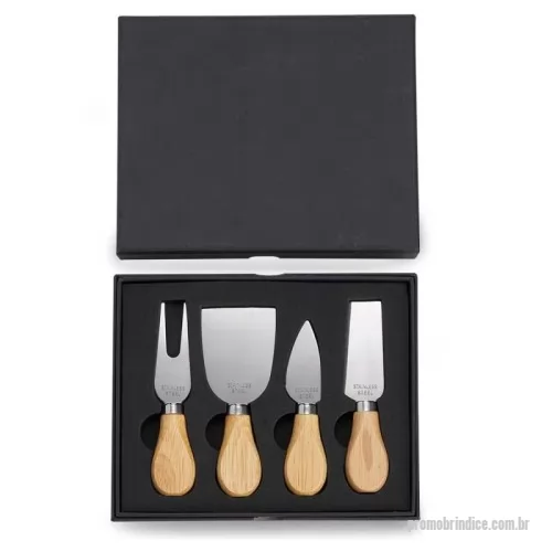Kit acessórios para queijo personalizado - Descrição: Kit queijo 4 peças em estojo de papelão com berço de espuma, contém: faca com ponta, faca reta, garfo e espátula  Altura :  15,8 cm  Largura :  18,9 cm  Espessura :  2,2 cm