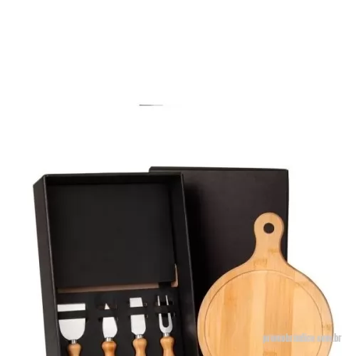 Kit acessórios para queijo personalizado - Kit acessórios para queijo Personalizado SMKT-90100 com sua logomarca. 20 anos ajudando a cotar Brindes Promocionais com várias empresas num único clique. Conta com tábua com alça para queijo/petisco; Duas facas, sendo, uma com ponta e outra reta, garfo e espátula em madeira/inox; Estão perfeitamente acomodados em uma caixa para presentear. ALÉM DESSE PRODUTO TEMOS OUTROS MODELOS EMAIS DE 3.000 ITENS EM NOSSO CATÁLOGOConta com tábua com alça para queijo/petisco; Duas facas, sendo, uma com ponta e outra reta, garfo e espátula em madeira/inox; Estão perfeitamente acomodados em uma caixa para presentear. ALÉM DESSE PRODUTO TEMOS OUTROS MODELOS EMAIS DE 3.000 ITENS EM NOSSO CATÁLOGOKit acessórios para queijo Personalizado, 169213, As Balloon  Promocional. Clique e Cote no Portal PromoBríndice!