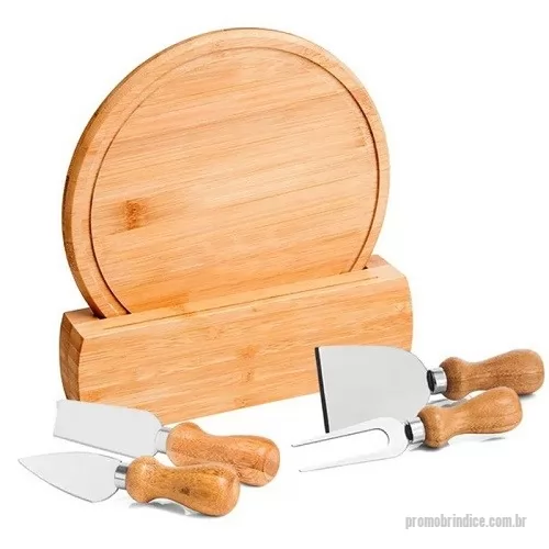 Kit acessórios para queijo personalizado - Kit para queijo. Conta com tábua redonda e suporte em bambu; duas facas, uma espátula e um garfo para Queijos. Tábua confeccionada com tripla camada invertida, para dar maior durabilidade e não deformar com o passar do tempo.