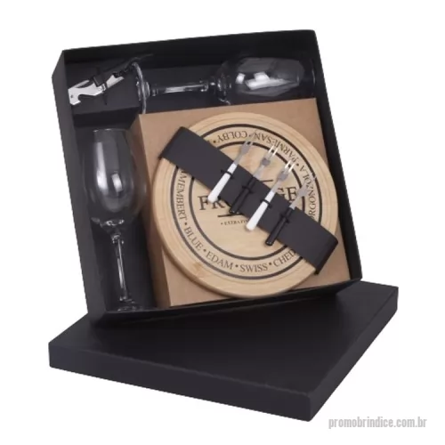 Kit acessórios para queijo personalizado - 1 Tábua em bambu 21,3x1,2cm 4 Garfinhos de aço inox 2 Taças de vidro para vinho 385ml 1 Saca rolhas 2 estágios 1 Caixa e berço corte e vinco em papel cartão preto fundo 400gr tampa 200gr 