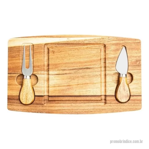 Kit acessórios para queijo personalizado - Kit queijo 3 peças, contém: tábua de madeira com canaleta, faca com ponta, e garfo. Tábua com imã para encaixe e fixação dos utensílios.